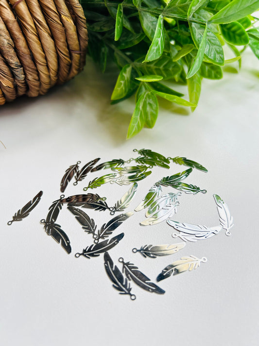 Charm pluma - 4x$1.25